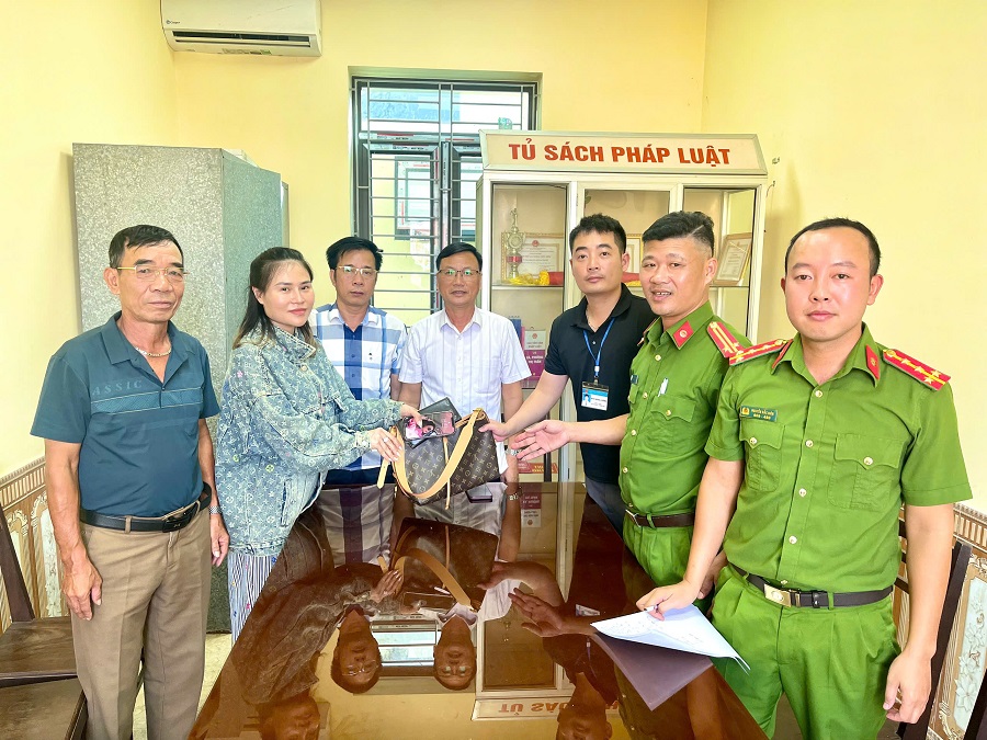 Công an thị trấn Núi Đối (Kiến Thụy): Phối hợp trao trả lại hơn 27 triệu đồng cùng nhiều tài sản giá trị 